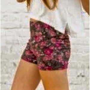 Brandy Melville hi rise floral print stretchy Pull on shorts size Small